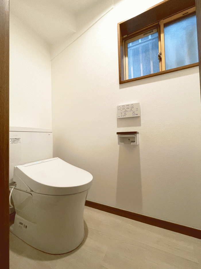 ホワイト系織物調のクロスでより空間を広く感じるトイレ 世田谷区S様邸 ホワイト系織物調のクロスでより空間を広く感じるトイレ 世田谷区S様邸